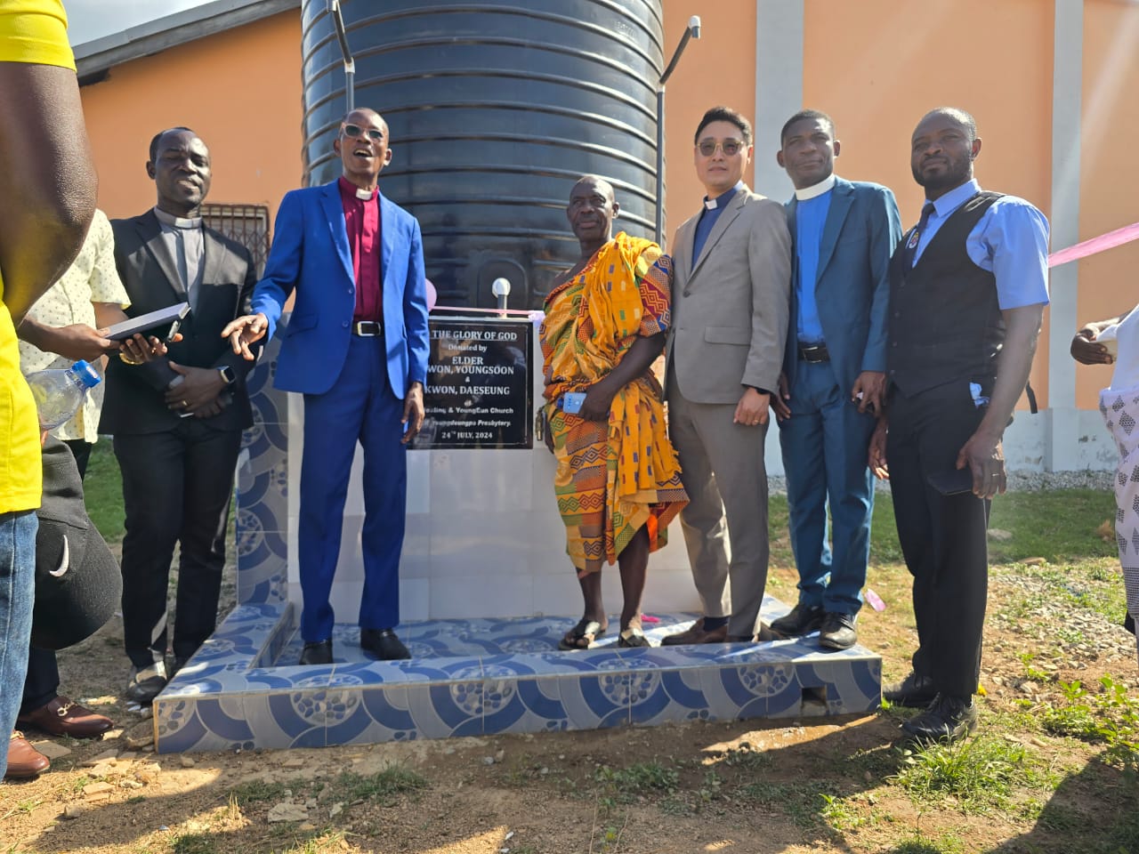 Rev. Cho commissions a mechanized well at Okajakrom