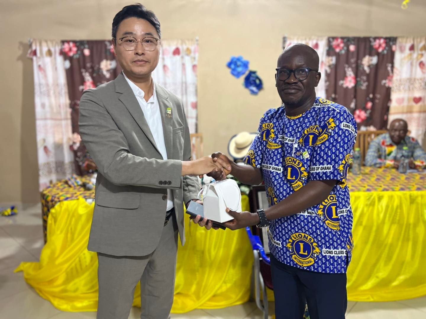 Rev. Cho presents souvenirs to Lions Club Akosombo Damcity